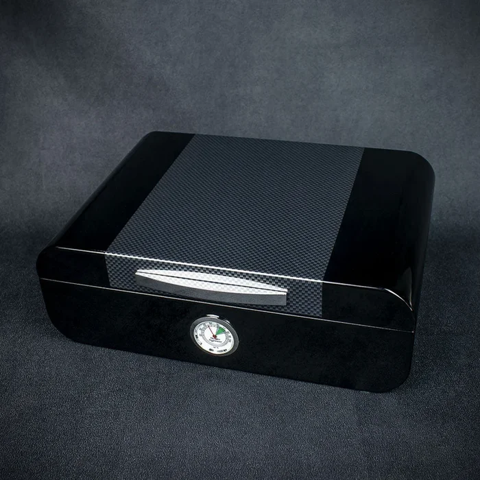 Smoke-King Black Lacquer & Carbon Finish Humidor – 25 Cigars